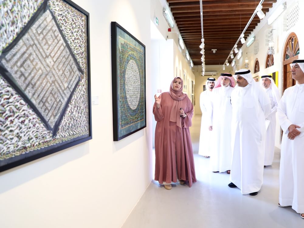 نائب القنصل الكويتي يزور معارض ملتقى الشارقة للخط