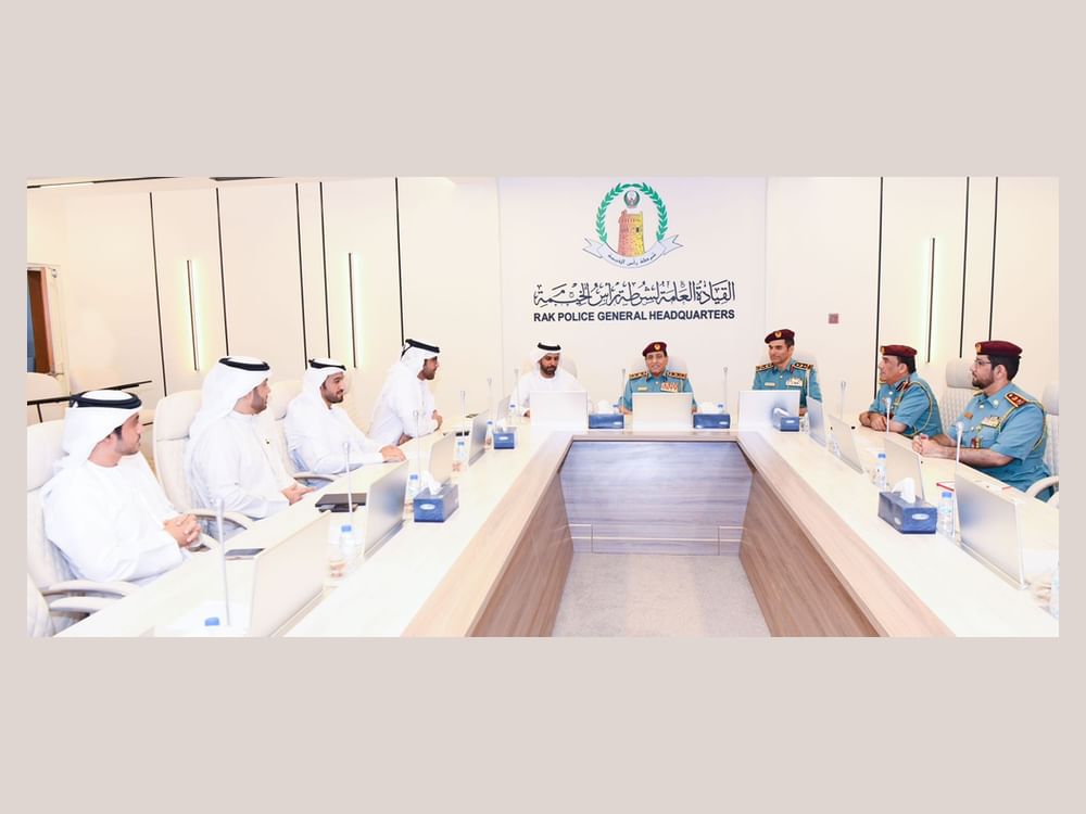 شرطة رأس الخيمة ووفد من قطارات الاتحاد يناقشان تعزيز التعاون المشترك