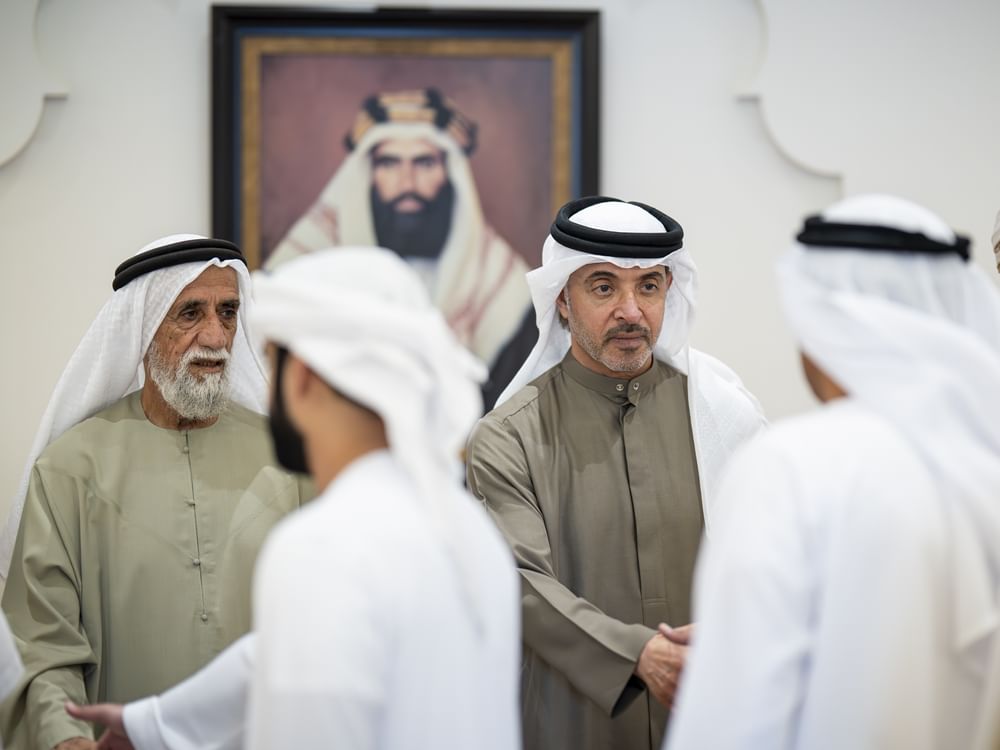هزاع بن زايد يقدم واجب العزاء في وفاة مريم محمد سالمين رحمه الشامسي