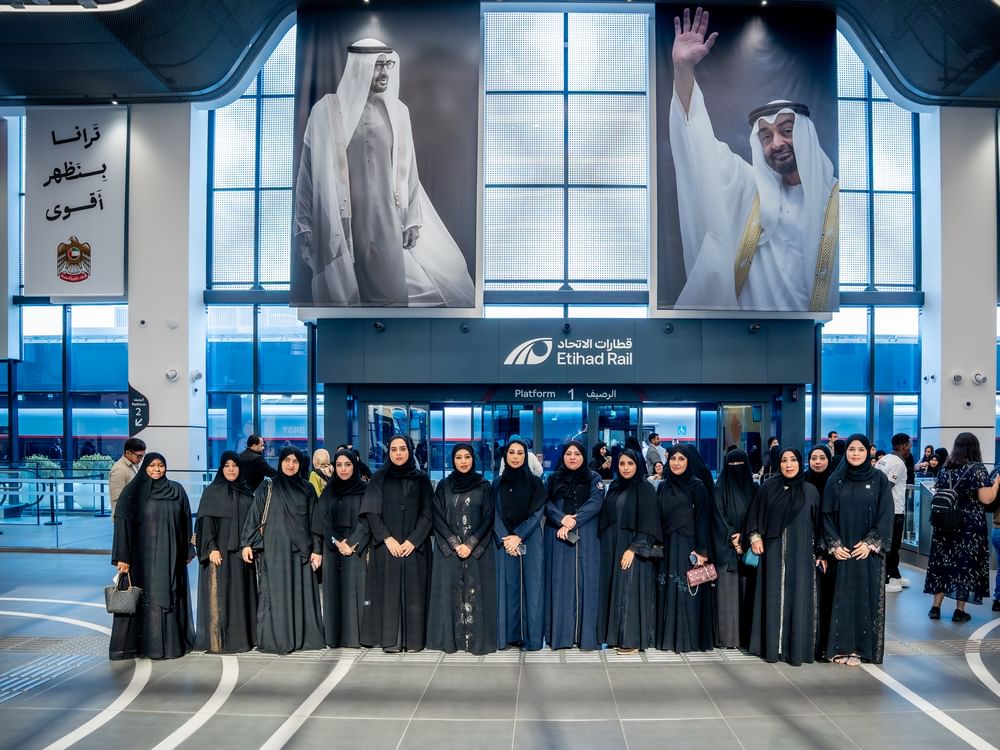  يوم المرأة الإماراتية / موظفات جمارك أبوظبي يطلعن على منظومة قطار الاتحاد