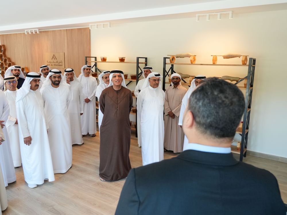 Saud bin Saqr se reúne com líderes empresariais, autoridades e cidadãos dos EAU