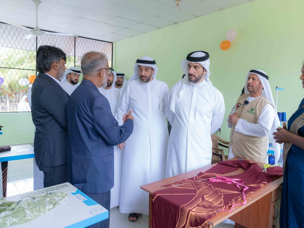 سلطان بن أحمد القاسمي يزور قرية الرحمة في سريلانكا و يسلم الأرامل والأيتام منازلهم الجديدة
