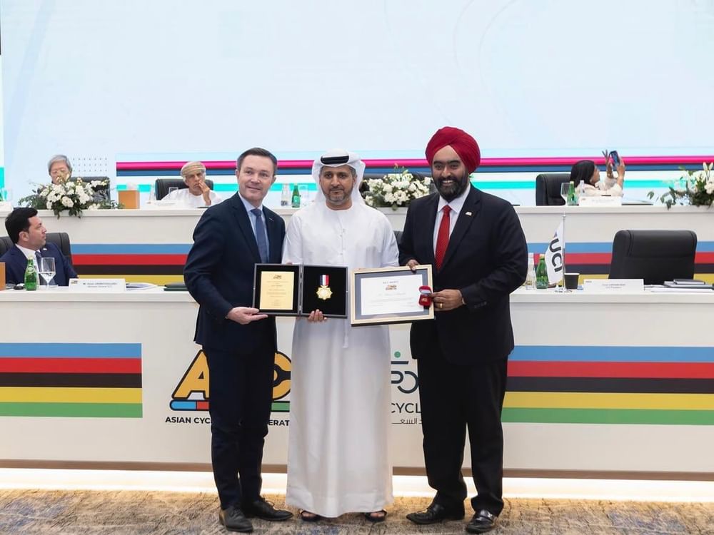 "الآسيوي" يكرم رئيس اتحاد الإمارات للدراجات 