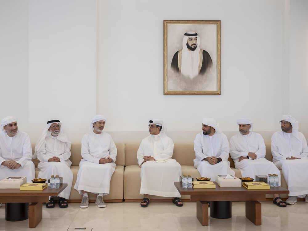 منصور بن زايد يعزي في وفاة صالح مبارك بن صنيف المنهالي