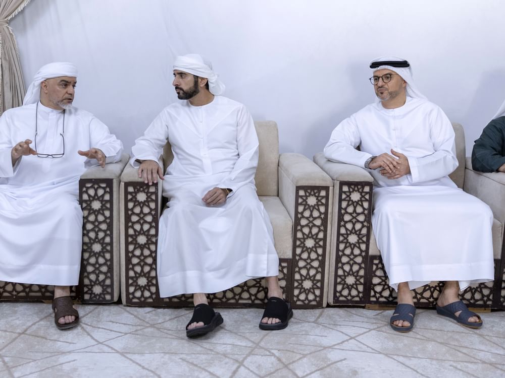 حمدان بن محمد يقدم واجب العزاء في وفاة جاسم محمد رسول رئيسي