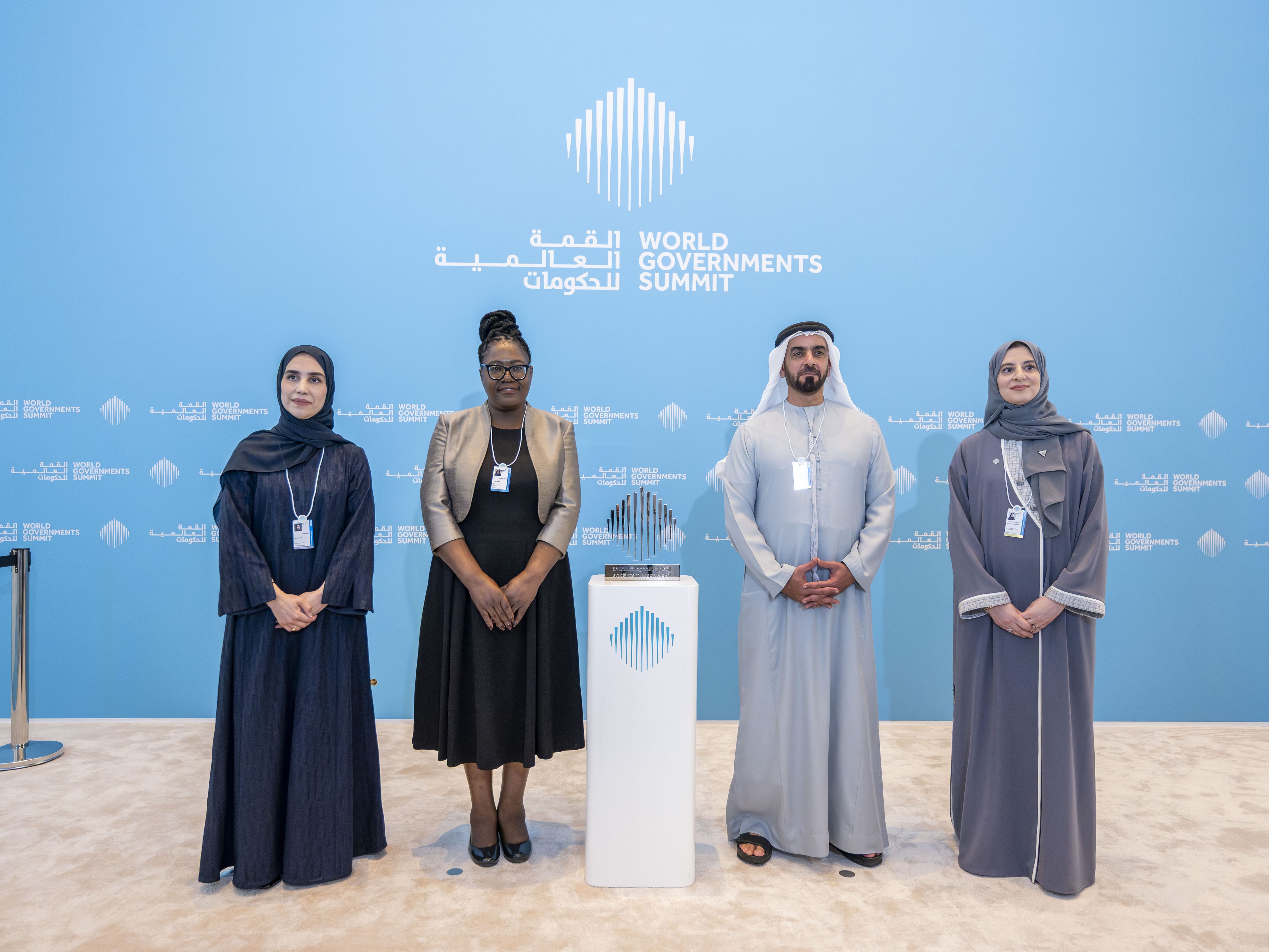 ضمن فعاليات"قمة الحكومات" / سيف بن زايد يكرم فريق مشروع "مقاعد الصداقة المجتمعية" من زيمبابوي الفائز بجائزة ابتكارات الحكومات الخلاقة