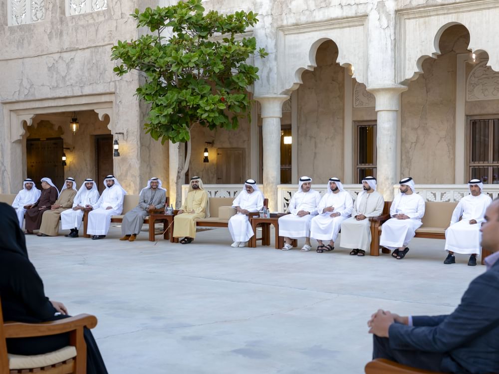 Mohammed bin Rashid Bertemu Para Pejabat Lokal, Pejabat Senior, Kepala Entitas Pemerintah, dan Pengusaha di Al Shindagha Majlis