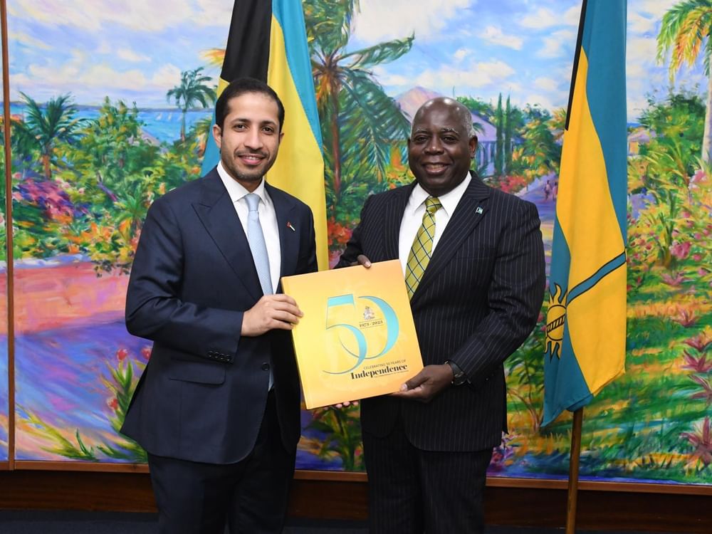 سفير الإمارات يلتقي رئيس وزراء جزر البهاما ويبحثان سبل تعزيز العلاقات
