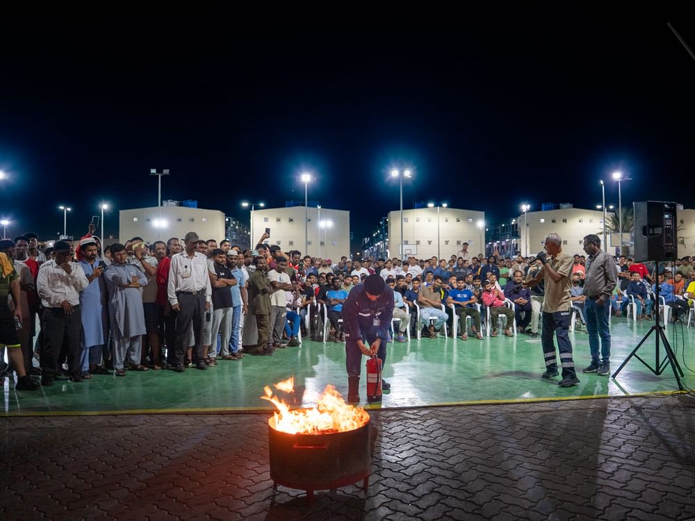 "أبوظبي للدفاع المدني" و"الموارد البشرية والتوطين" تطلقان حملة توعوية للعمال 