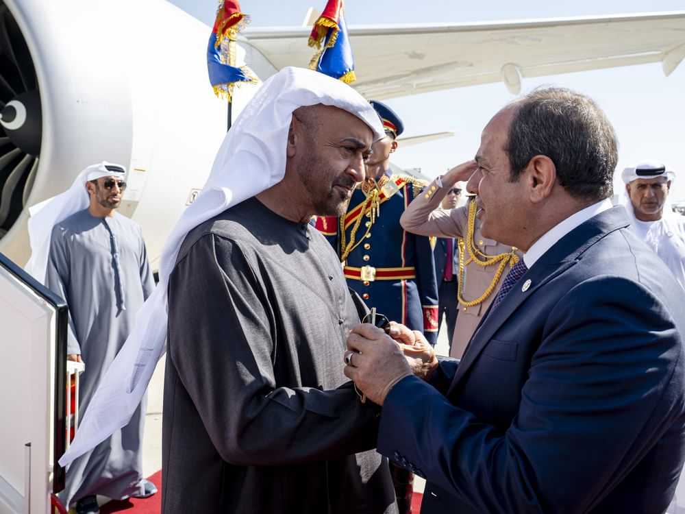 رئيس الدولة يصل القاهرة في زيارة أخوية.. والرئيس المصري في مقدمة مستقبليه