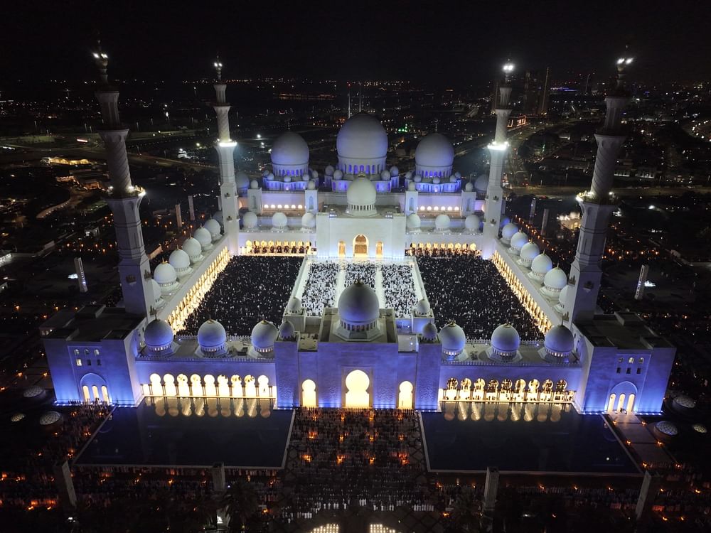 رمضان في الإمارات.. أجواء روحانية ومرونة في العمل واستقرار في الأسواق