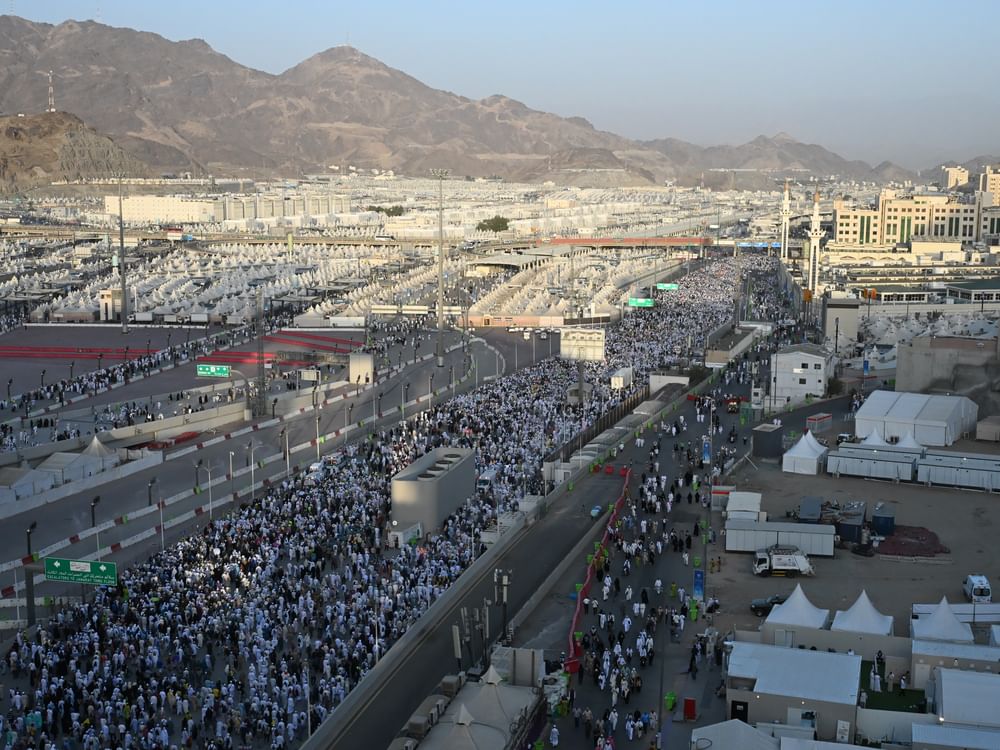  الحجاج يرمون الجمرات الثلاث في أول أيام التشريق