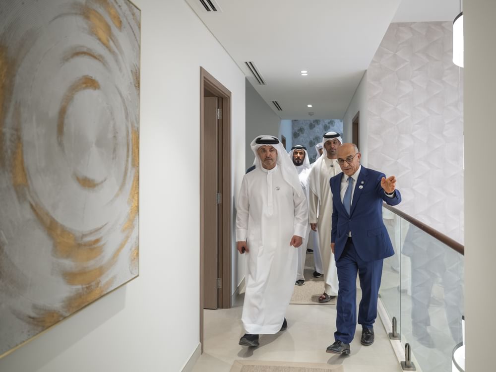 هزاع بن زايد يتفقد سير العمل في مشروع الظاهر السكني بمنطقة العين