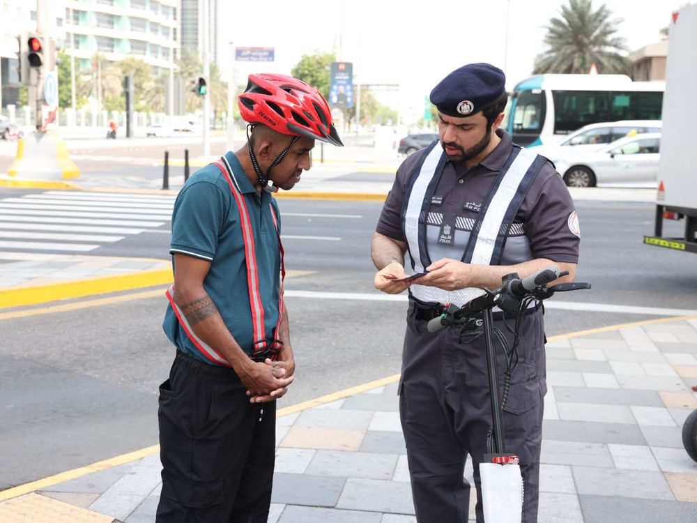 شرطة أبو ظبي تنفذ حملة ميدانية لمستخدمي السكوتر الكهربائي 