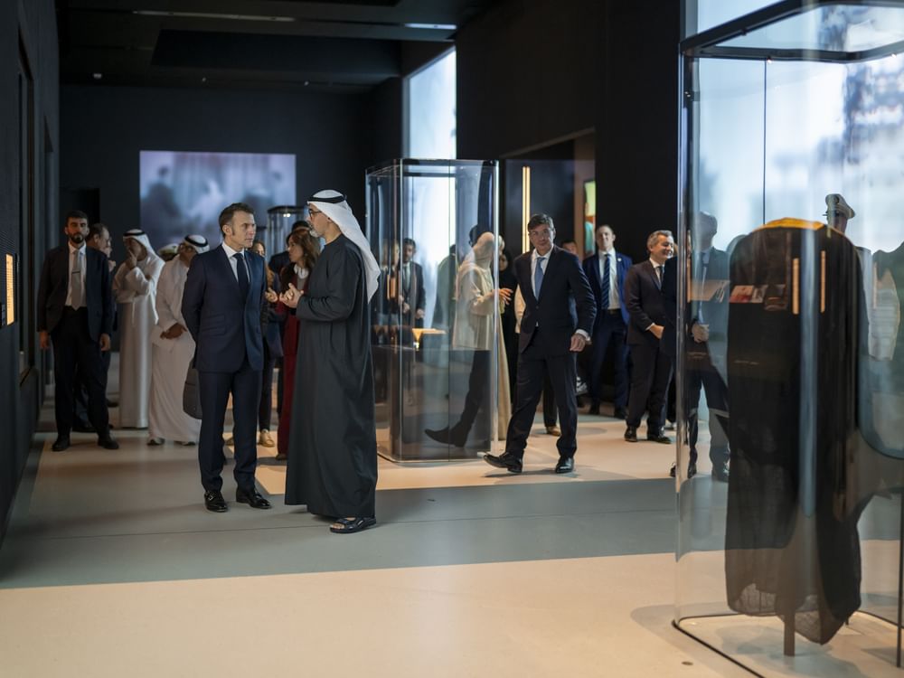 Accompagné du prince héritier d’Abou Dhabi, le président français visite le Musée national Zayed