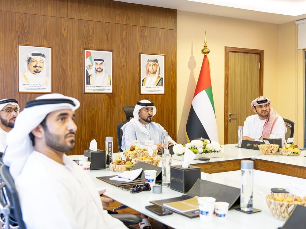 عبدالعزيز بن حميد يطلع على تصور المبنى الجديد لـ"التنمية السياحية" بعجمان