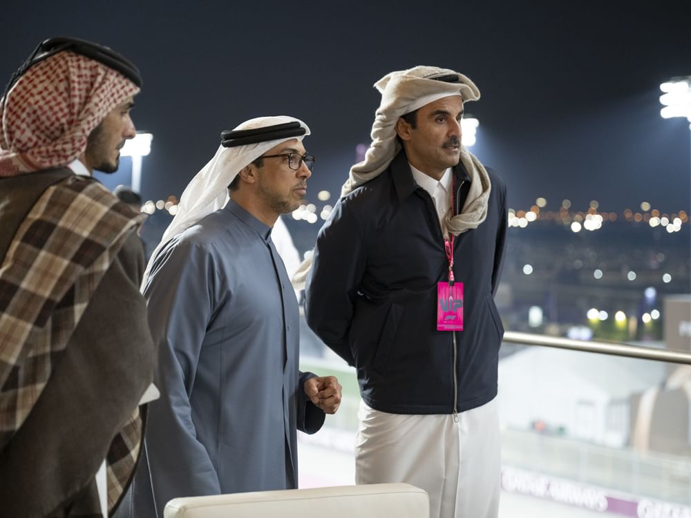 منصور بن زايد يشهد السباق الختامي لجائزة قطر الكبرى للفورمولا 1 بحضور أمير قطر