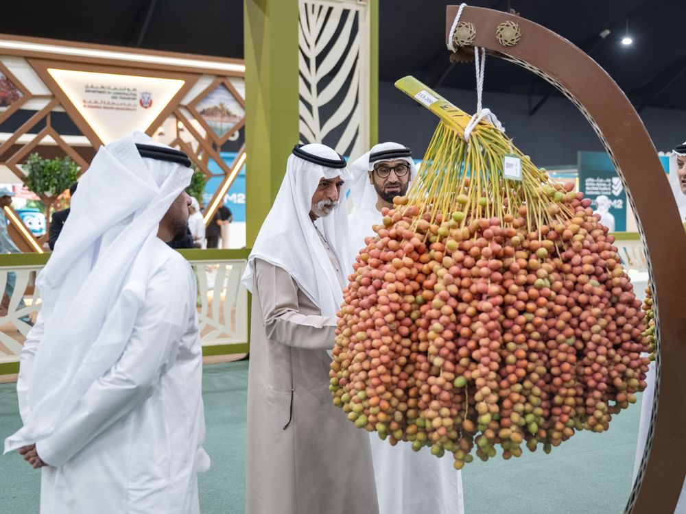 نهيان بن مبارك يزور مهرجان ليوا للرطب بدورته الـ22