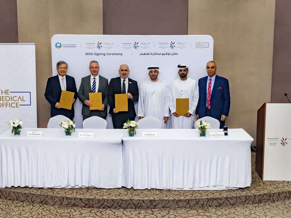 جامعة عجمان ومستشفيات الشيخ خليفة تتعاونان للارتقاء بالتعليم الصحي في الدولة