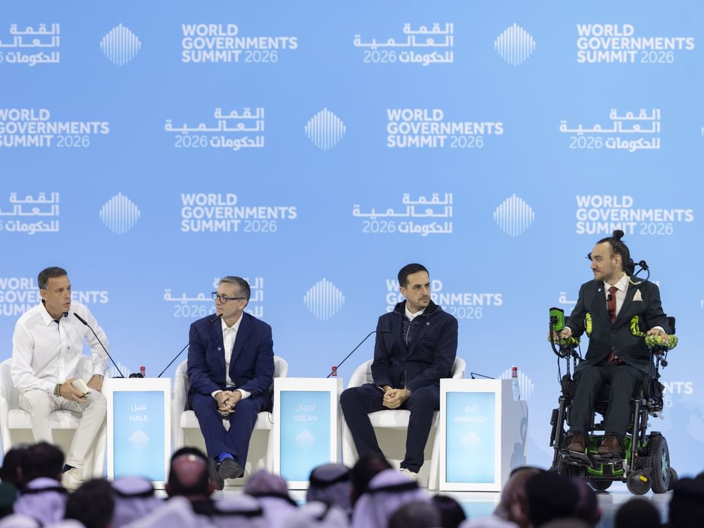 "قمة الحكومات" تستضيف أول شخص زرعت في دماغه رقاقة إلكترونية 