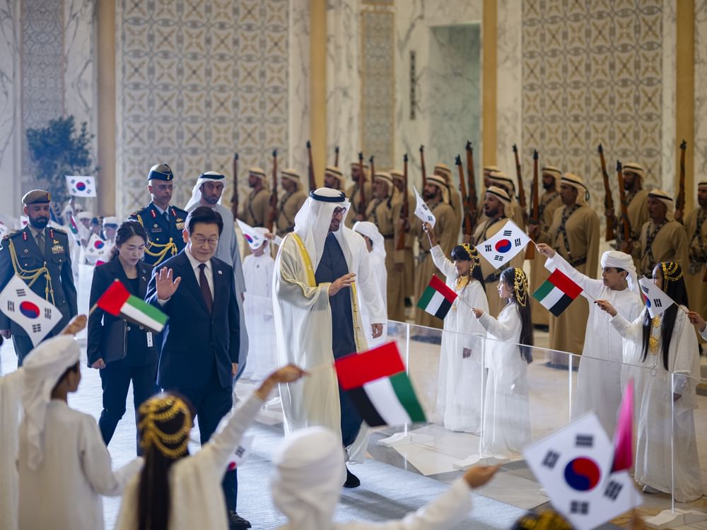 El presidente de EAU recibe al presidente de la República de Corea con una ceremonia oficial