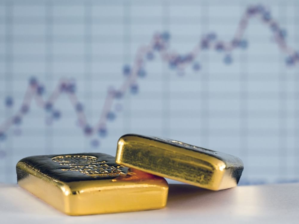 Gold extends record rally on Monday