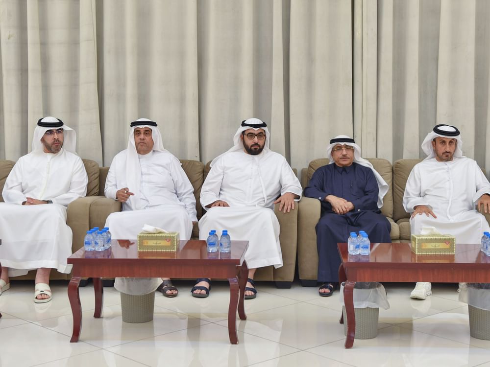 ولي عهد أم القيوين يقدم واجب العزاء بوفاة الشيخ إبراهيم بن أحمد بن حمد المعلا