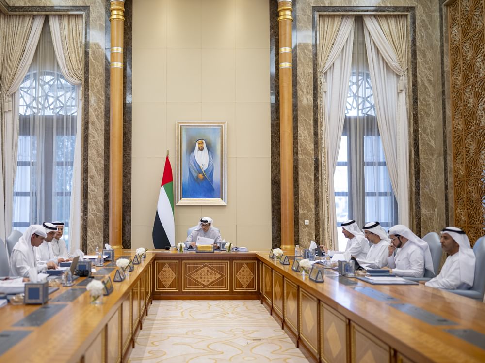 Mansour bin Zayed preside la reunión del consejo del Banco Central de EAU