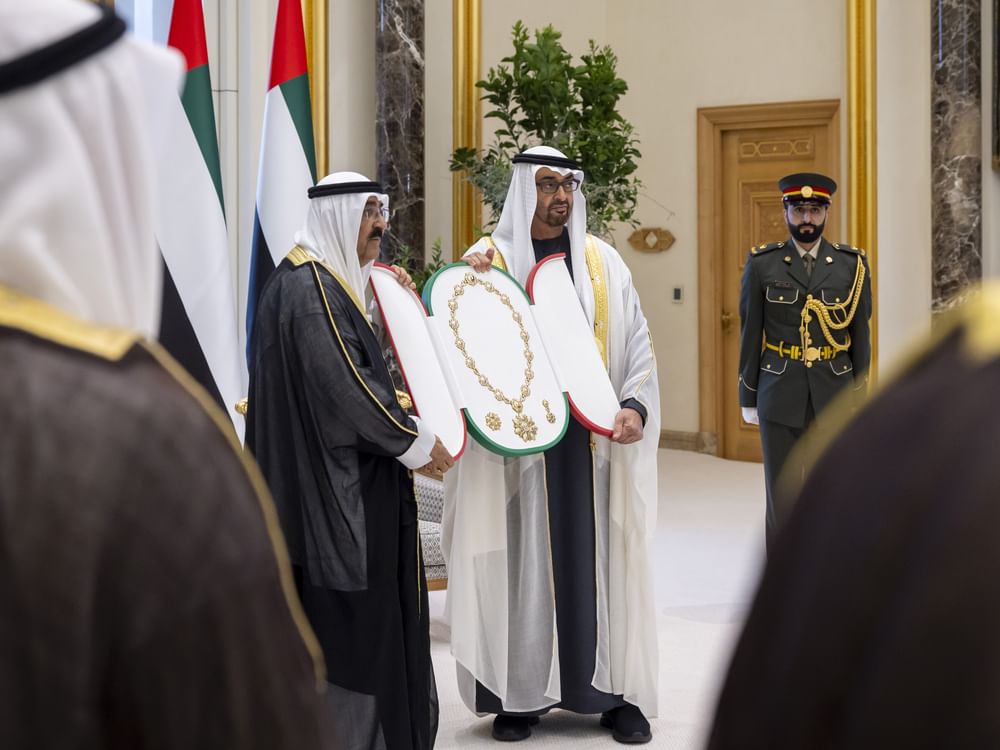 Der Präsident der VAE verleiht dem Emir von Kuwait den Zayed-Orden und erhält den Orden Mubaraks des Großen