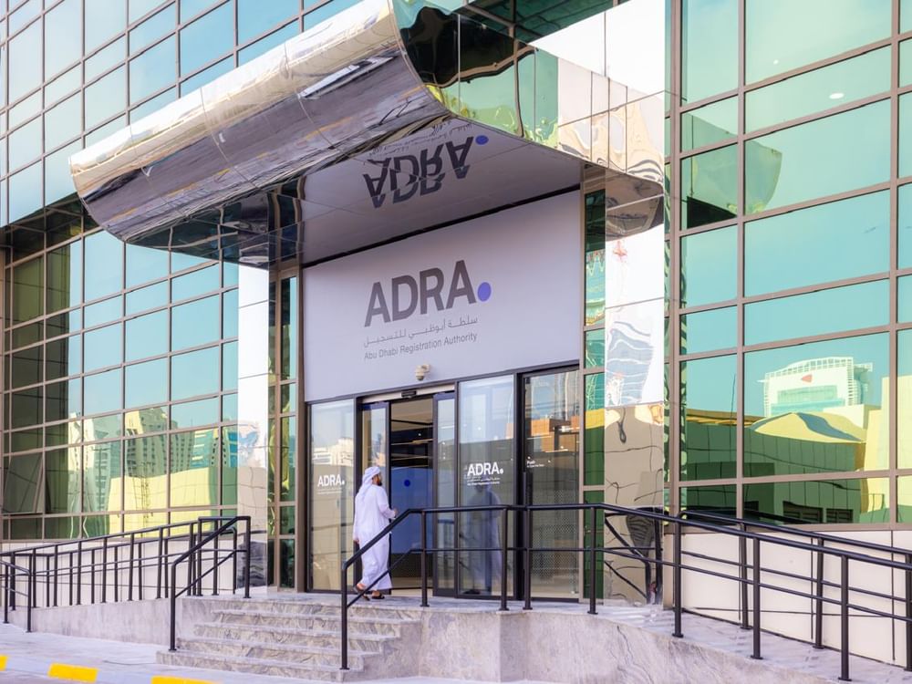 "أبوظبي للتسجيل" تغلق منشأتين وتسجل 61 إنذاراً لمخالفة اشتراطات بيع منتجات التبغ بالقرب من المدارس 