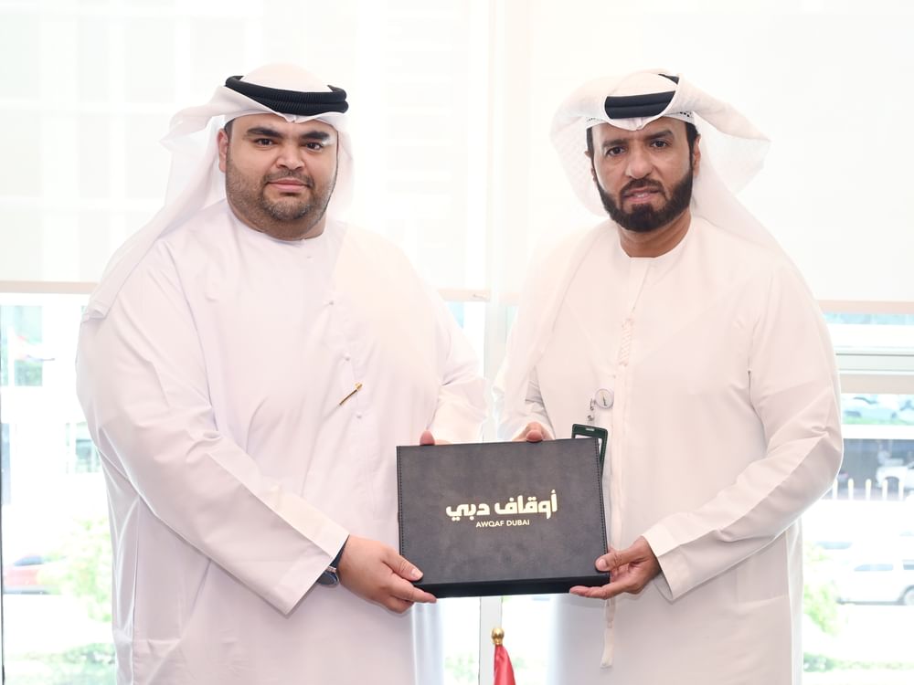 "أوقاف دبي" تستعرض مشروعاتها الإنسانية عبر التطبيقات الذكية