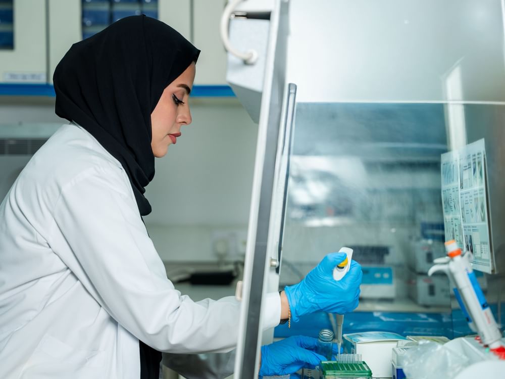 فحص 2438 عينة غذائية في مختبر الأغذية بعجمان خلال الربع الأول 