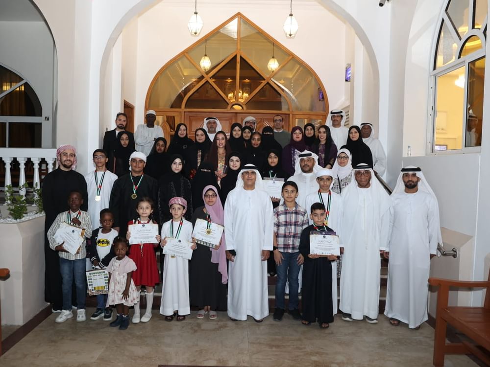 سالم بن سلطان القاسمي يكرم أطفال