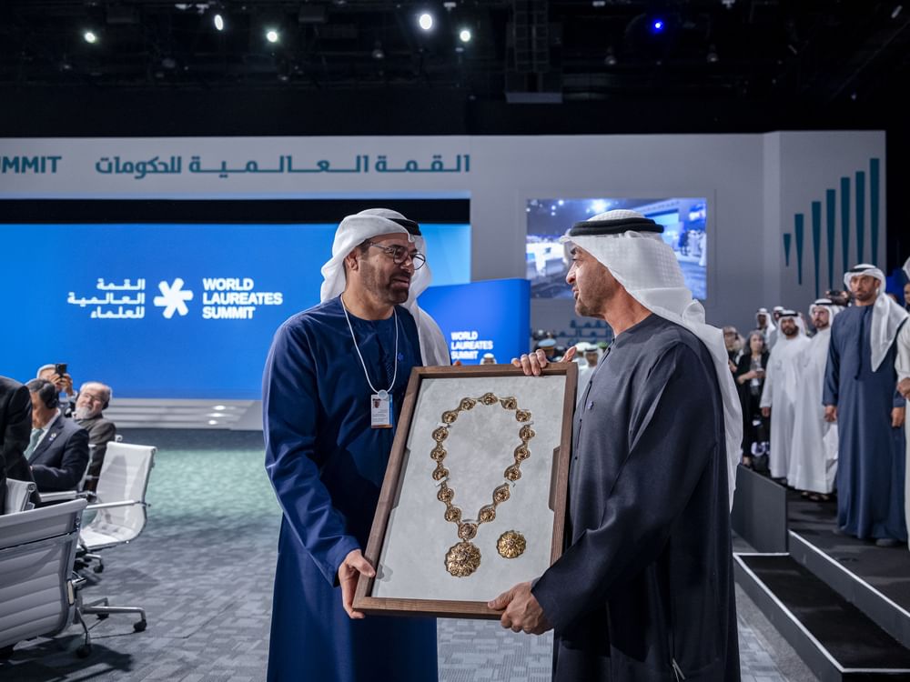 رئيس الدولة يمنح محمد القرقاوي وسام الاتحاد