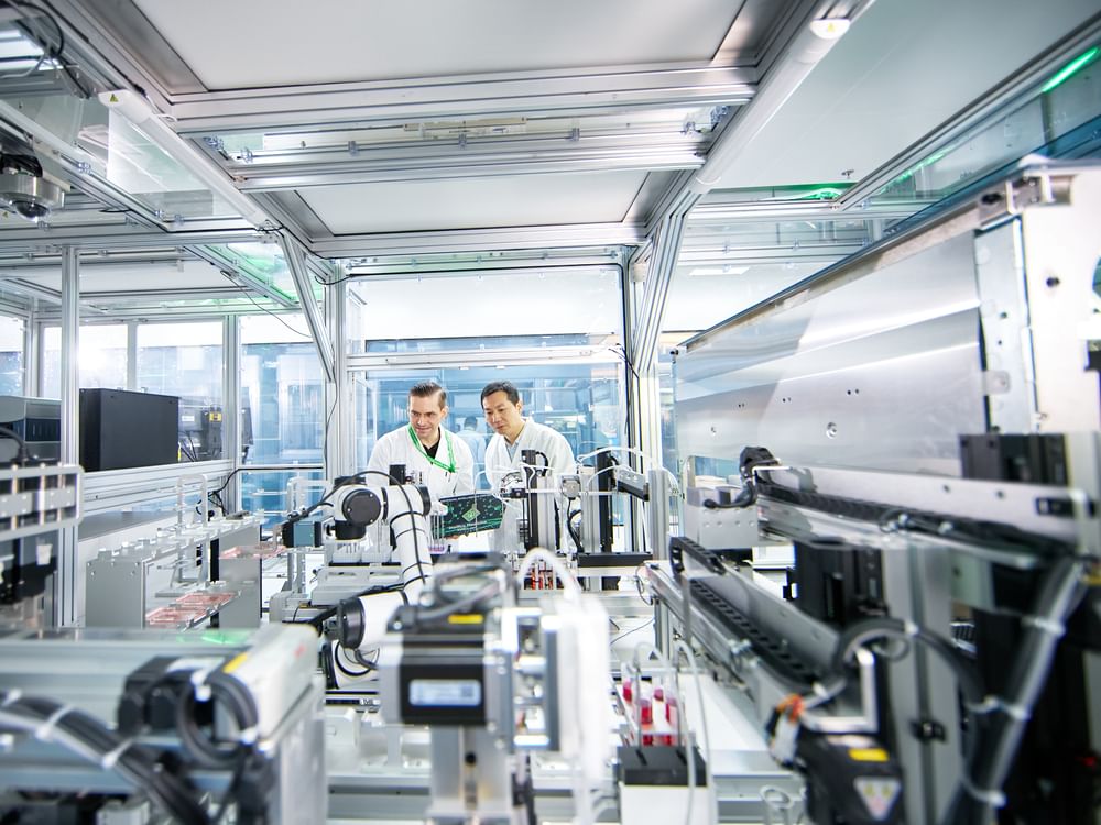 Empresa de biotecnologia Insilico Medicine, sediada nos EAU, avança em testes clínicos com primeiro medicamento totalmente gerado por inteligência artificial