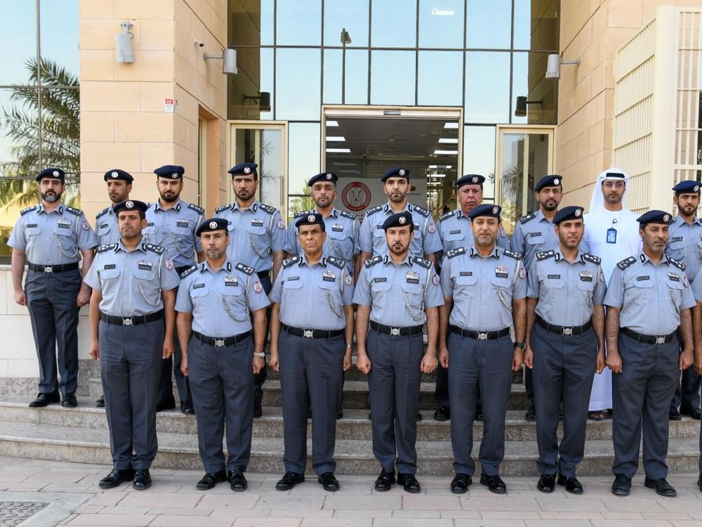 قائد عام شرطة أبوظبي يطلع على الجهود التطويرية في مركز شرطة فلج هزاع بالعين