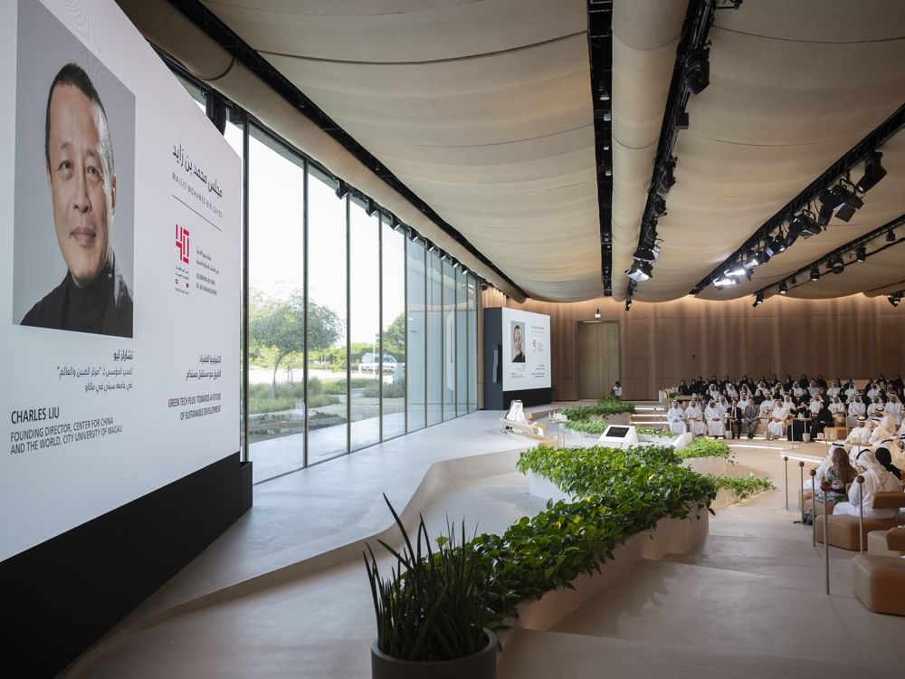 ذياب بن محمد يشهد محاضرة حول مستقبل التكنولوجيا الخضراء 7 krr07jjk1k814eupd