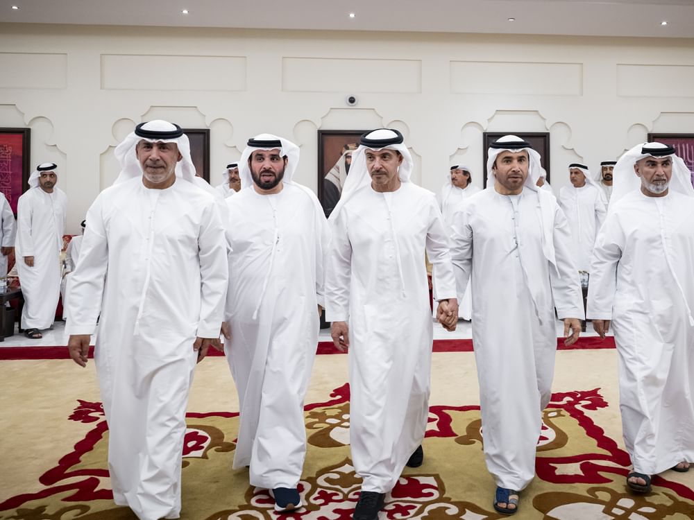 هزاع بن زايد يُقدّم واجب العزاء في وفاة والدة اللواء أحمد ناصر الريسي