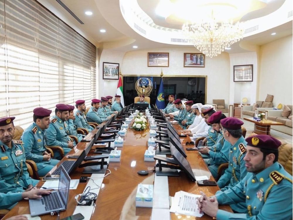 اللجنة العليا الدائمة بشرطة عجمان تستعرض مبادرات إسعاد المتعاملين