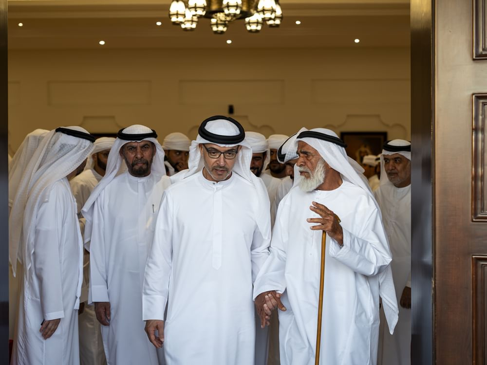 هزاع بن زايد  يُقدِّم واجب العزاء في شهيد الوطن والواجب سعيد عبدالله الشامسي