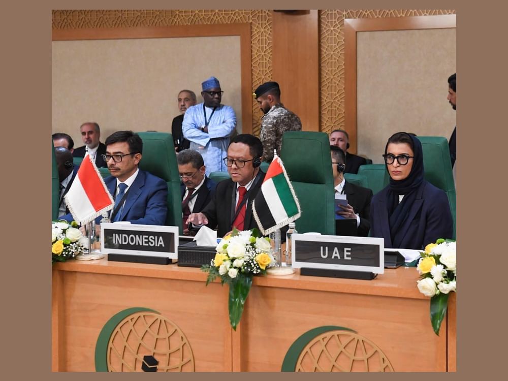 Noura Al Kaabi guida la delegazione degli Emirati Arabi Uniti che partecipa alla sessione straordinaria dell'OIC per discutere degli sviluppi nel territorio palestinese