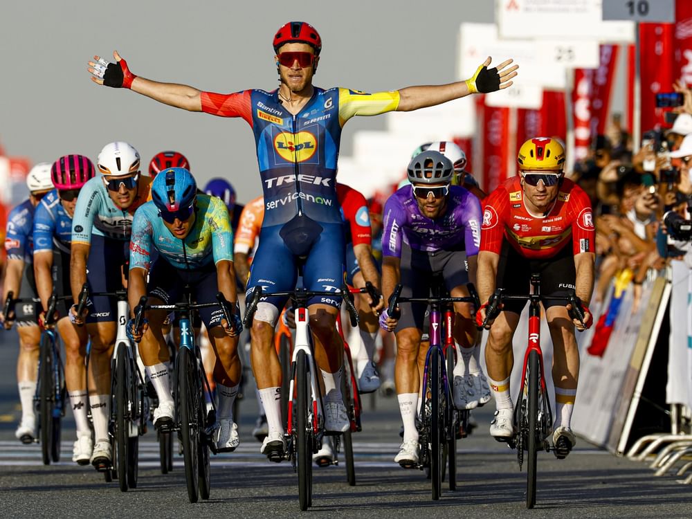 الإيطالي جوناثان ميلان يتوج بلقب المرحلة الخامسة لطواف الإمارات في دبي