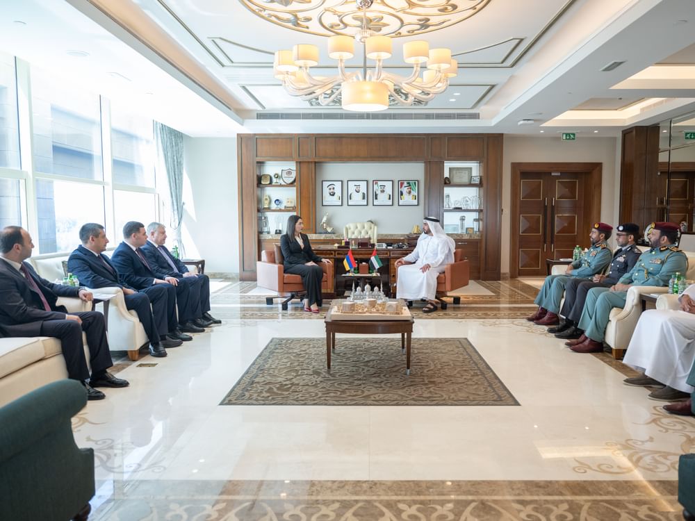 سيف بن زايد يلتقي وزيرة الشؤون الداخلية في أرمينيا وتوقيع مذكرة تفاهم بين البلدين بشأن تبادل الرخص