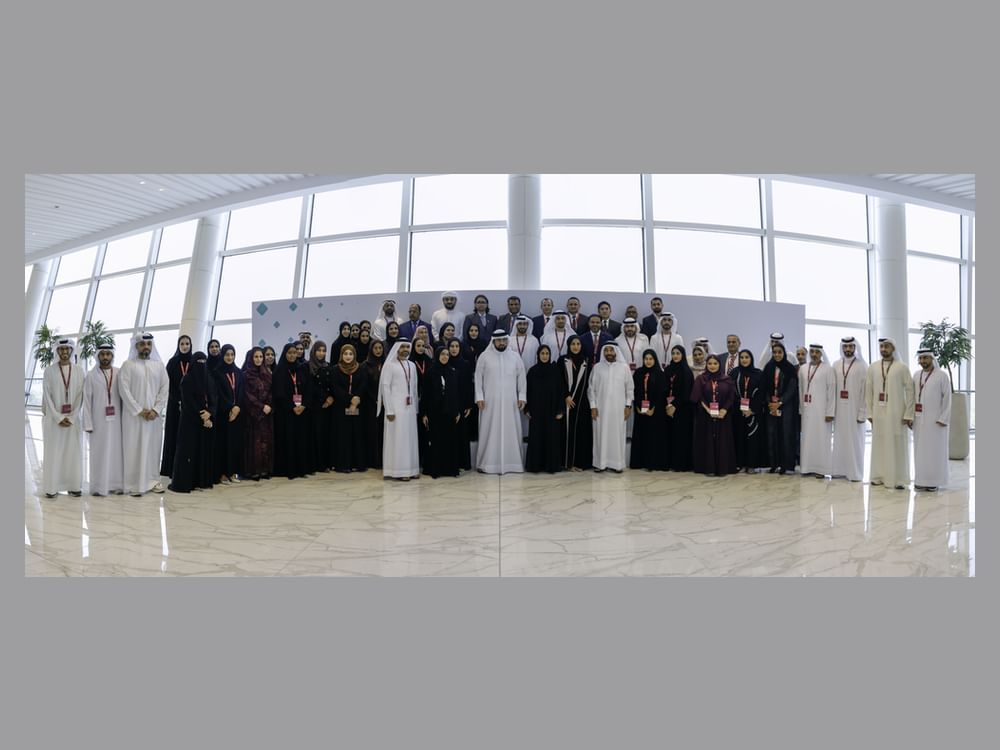 أحمد بن محمد يلتقي الخريجين المبتعثين لجامعات عالمية ويُكرّم متفوقي المرحلة الثانوية في دبي