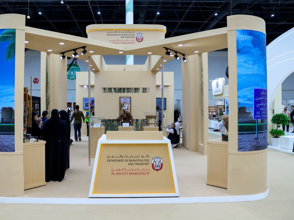 بلدية العين تؤكد أهمية سلامة هواة الصقور بمعرض العين للصيد والفروسية