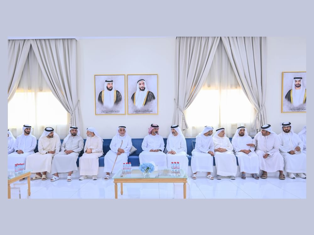 عمار بن حميد يقدم واجب العزاء في وفاة عائشة الخاجة