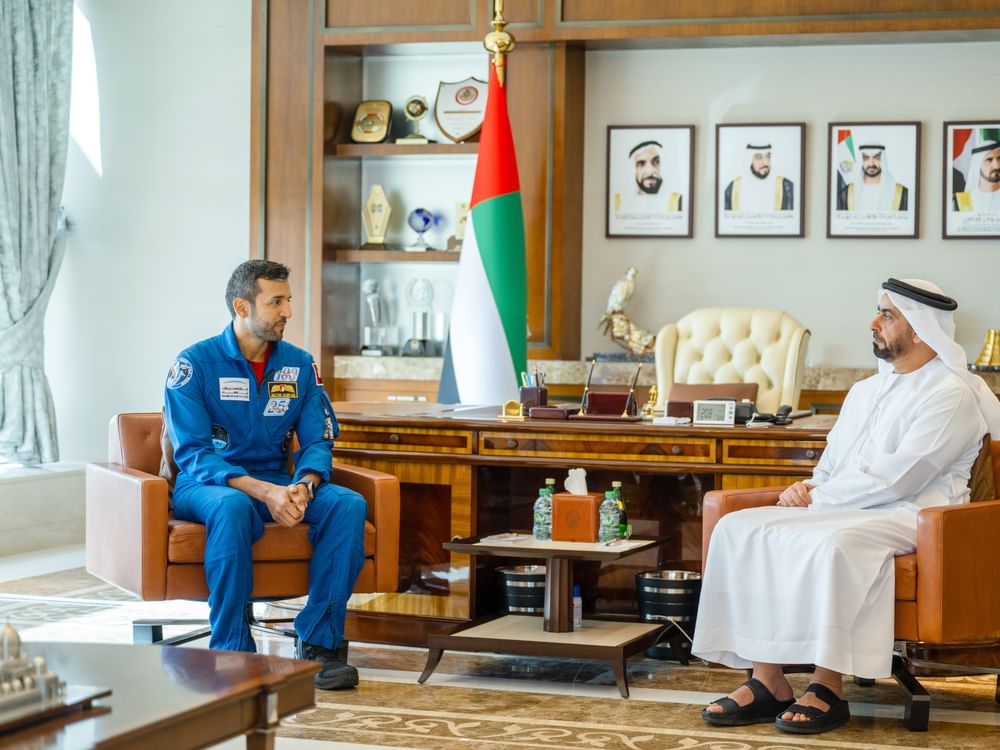 سيف بن زايد يلتقي سلطان النيادي وفريق عمل مهمة "طموح زايد 2"