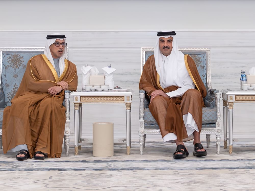 منصور بن زايد وعبد الله بن زايد يقدمان التعازي إلى أمير قطر في وفاة حمد بن خليفة آل ثاني