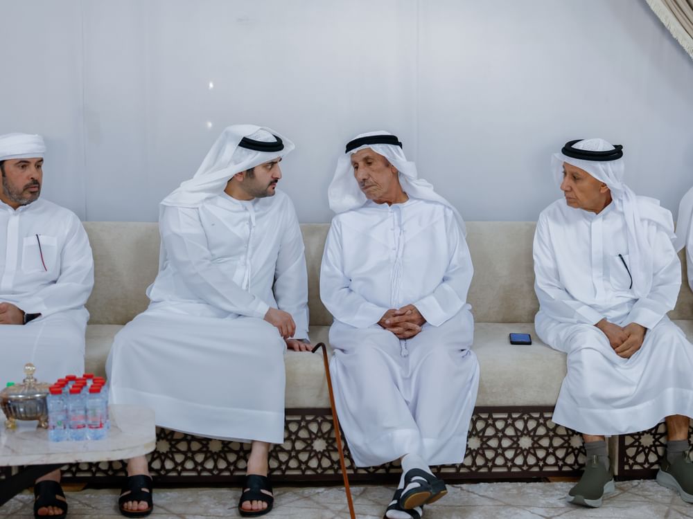 مكتوم بن محمد يقدم واجب العزاء في وفاة حسين الأحبابي