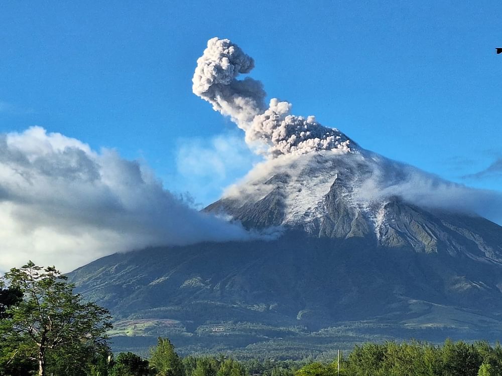 Over 1,000 hectares of crops affected by Mayon Volcano effusive eruption